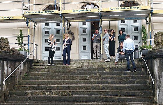 Treppe vor Schloss Mickeln